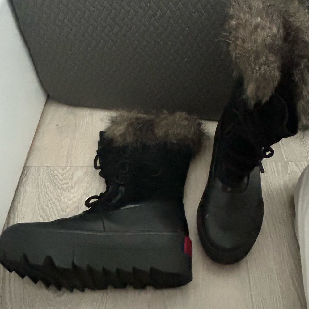 Sorel Black Fur-Trim Lace-Up Winter Platform Boots